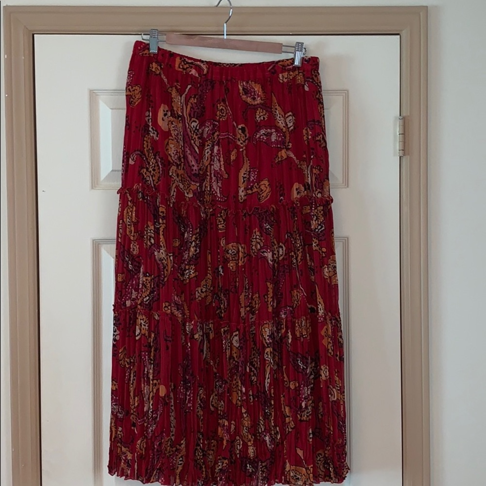 Tiered, fully lined Peter Nygard broomstick skirt